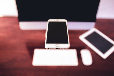 Ahşap arkaplanda boş ekranlı akıllı telefon