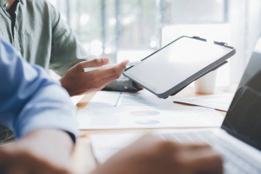 Genç girişimci iş adamları yeni proje yatırımını tartışmak için beyin fırtınası toplantısı yapıyorlar..