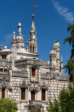 Eski tarihi sarayın ve Lizbon yakınlarındaki Quinta da Regaleira, Sintra 'da yeşil ağaçlı kulelerin güzel manzarası.