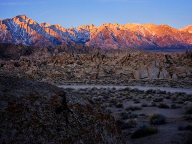 Arkaplanda dağların güzel manzarası