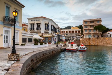 Spetses köyünün ve limanının sabah manzarası, Yunanistan.