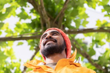 Sarı ceketli mutlu Hintli adamın portresi.