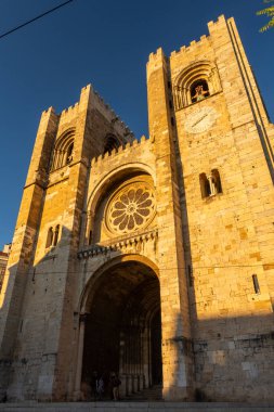 Portekiz, Lizbon 'un merkezinde, Alfama bölgesinde eski tarihi Se Kilisesi' ne güzel bir manzara