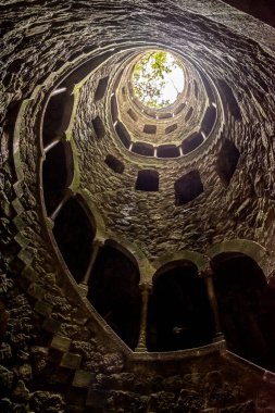 Quinta da Regaleira, Sintra, Lizbon, Portekiz yakınlarındaki eski tarihi kuleye güzel bir manzara