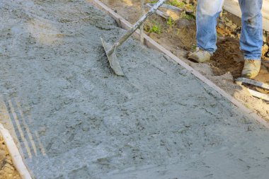 Yeni dökülmüş kaldırımlara ıslak betonla yeni kaldırım döşemek
