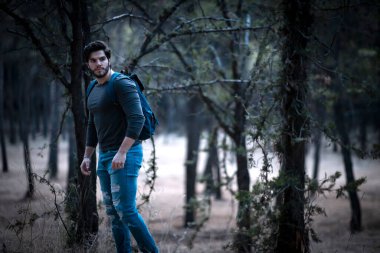 Sırt çantalı genç bir çocuk ormanın ortasında kaybolmuş.