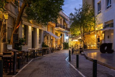 Atina, Yunanistan 18 Kasım 2019: Atina 'nın orta kesimindeki Psirri mahallesindeki barlar ve kafeler.