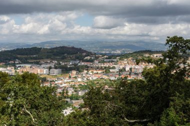 Portekiz, Braga 'daki Bom Jesus do Monte Kilisesi' nden güzel bir şehir ve yeşil orman.