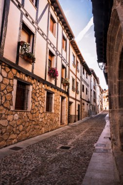 Covarrubias sokakları, Burgos 'ta ünlü bir köydür (İspanya)