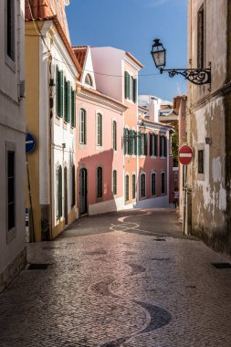 Lizbon, Portekiz yakınlarındaki tarihi Cascais şehrindeki turistik cadde