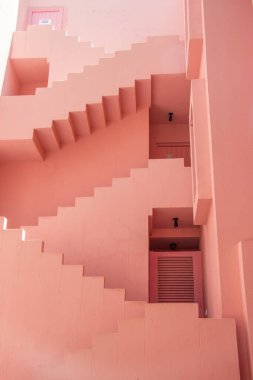 Güneşli bir günde aydınlık binanın dışı