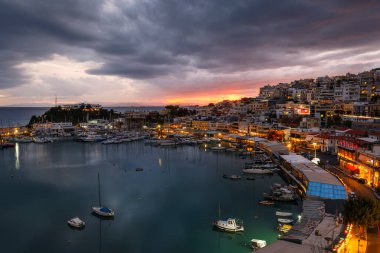 Atina, Yunanistan 'daki Mikrolimano marinasında akşam.