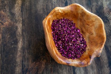 Tahta bir kasede kurumuş gül yaprakları.