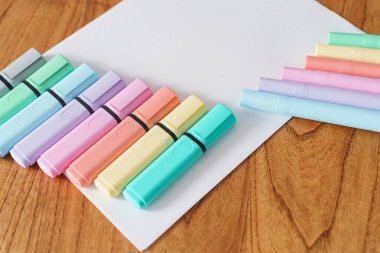 Beyaz bir sayfada farklı renkte işaretler