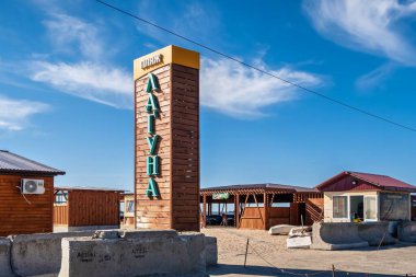 Berdyansk, Ukrayna 07.24.2020. Berdyansk Spit, Ukrayna 'da güneşli bir yaz sabahında dinlenme merkezi Laguna.