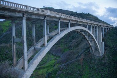Şehirdeki nehir üzerindeki köprü.