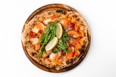 Domates, roka, somon ve limonlu İtalyan fırını pizzası.