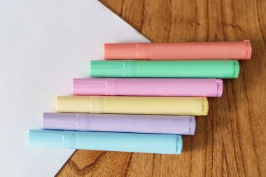 Beyaz çarşafta farklı renkte işaretler. Üst Görünüm