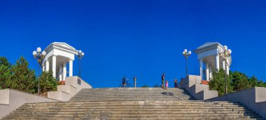 Chernomorsk, Ukrayna 08.22.2020. Deniz Merdivenleri, güneşli bir yaz sabahında, deniz kenarındaki parktan halk plajına kadar...