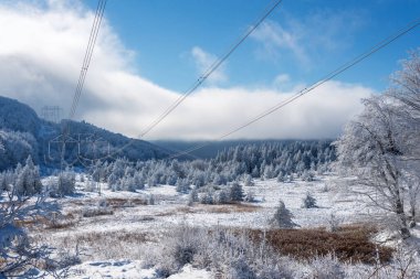 Bulgaristan 'da kış dağlarında elektrik direkleri.