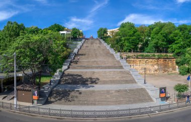Odessa, Ukrayna 06.06.2020. Potemkin Merdivenleri ya da Potemkin Basamakları Odessa, Ukrayna 'nın en bilinen sembolü olan şehre giriş yapar.