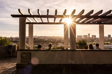 Lizbon, Portekiz 'in merkezindeki eski tarihi şehir binalarına güzel manzara
