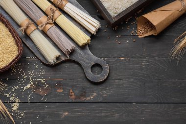 Çeşitli glütensiz karabuğday, yumurta ve pirinç eriştesi. Yukarıdan bak. Metnin altına yerleştir