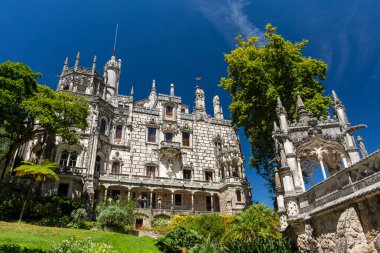 Eski tarihi sarayın ve Lizbon yakınlarındaki Quinta da Regaleira, Sintra 'da yeşil ağaçlı kulelerin güzel manzarası.