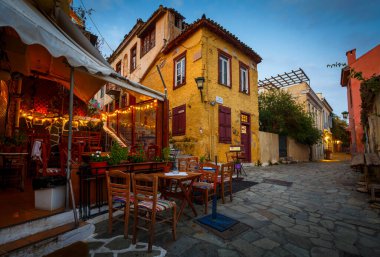 Atina, Yunanistan - 04 Ekim 2018: Atina 'nın Plaka ilçesinde Akropolis' in hemen altındaki sokak.