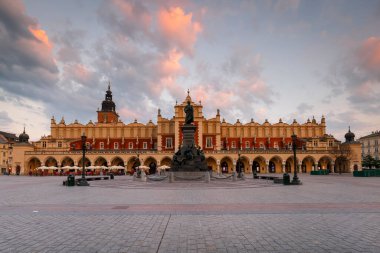Krakow, Polonya - 23 Ağustos 2018: Polonya 'nın ana meydanındaki Kule ve Kule Kulesi