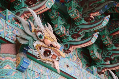 Güney Kore, Busan 'daki Haeun-jeungsa Budist Tapınağı' nda dekoratif Ejder Başı