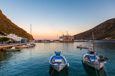 Denizin manzarası ve Akdeniz adasının kuzey kesimindeki limanı.