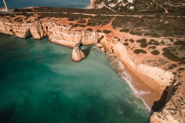 Doğadaki güzel deniz kıyısının havadan görünüşü