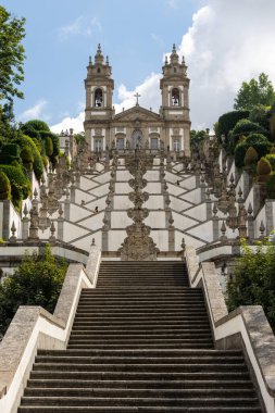 Bom Jesus do Monte Kilisesi, Braga, Portekiz 'in eski tarihi merdivenlerinin güzel manzarası