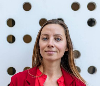 Kırmızı ceketli genç sarışın kadın portresi.