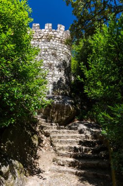 Lizbon, Portekiz yakınlarındaki Sintra 'daki eski fundalık kale ve kulelere güzel bir manzara