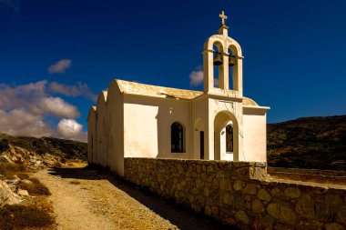 Santorini şehrindeki eski kilisenin manzarası