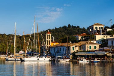 Yunanistan 'ın Lefkada adasındaki Nydri köyünün limanında tekneler.