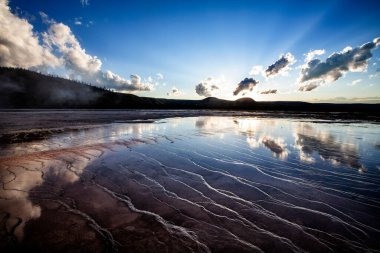 Göl ve dağlarla dolu güzel bir manzara.