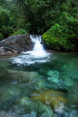 Vahşi yeşil arazi üzerinde mavi kristal berrak su havuzu olan güzel Atlantik yağmur ormanı nehri, Serrinha do Alambari, Serra da Mantiqueira, Rio de Janeiro, Brezilya
