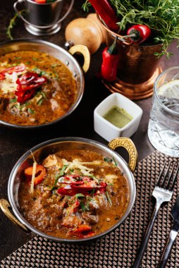 Karanlık bir arka planda Hint yemeği