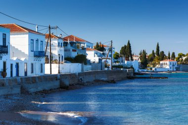 Spetses köyünde geleneksel mimarinin görünümü, Yunanistan.