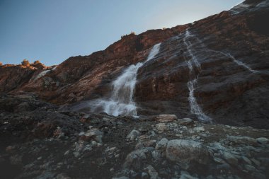 Dağlarda güzel bir şelale