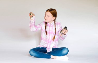 Kızıl saçlı, ekose gömlekli bebek piliçler.