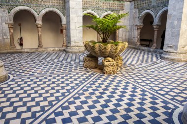 Portekiz, Sintra 'daki Pena Ulusal Sarayı' nın iç bahçesinden güzel bir manzara.