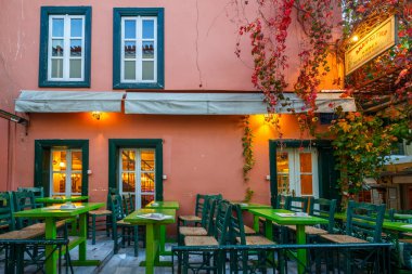 Lefkada şehrinin ana meydanındaki kafe ve restoranlar.