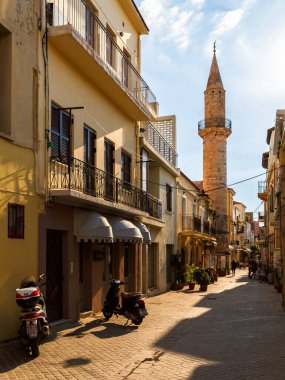 İtalya 'nın eski bir kasabasında dar bir sokak.