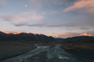 Dağları ve bulutları olan güzel bir manzara