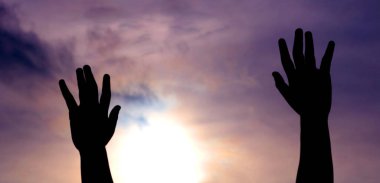 Siyah beyaz arka planı olan bir el.