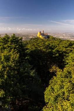Portekiz, Lizbon yakınlarındaki Sintra tepesindeki tarihi şatoya güzel bir manzara.